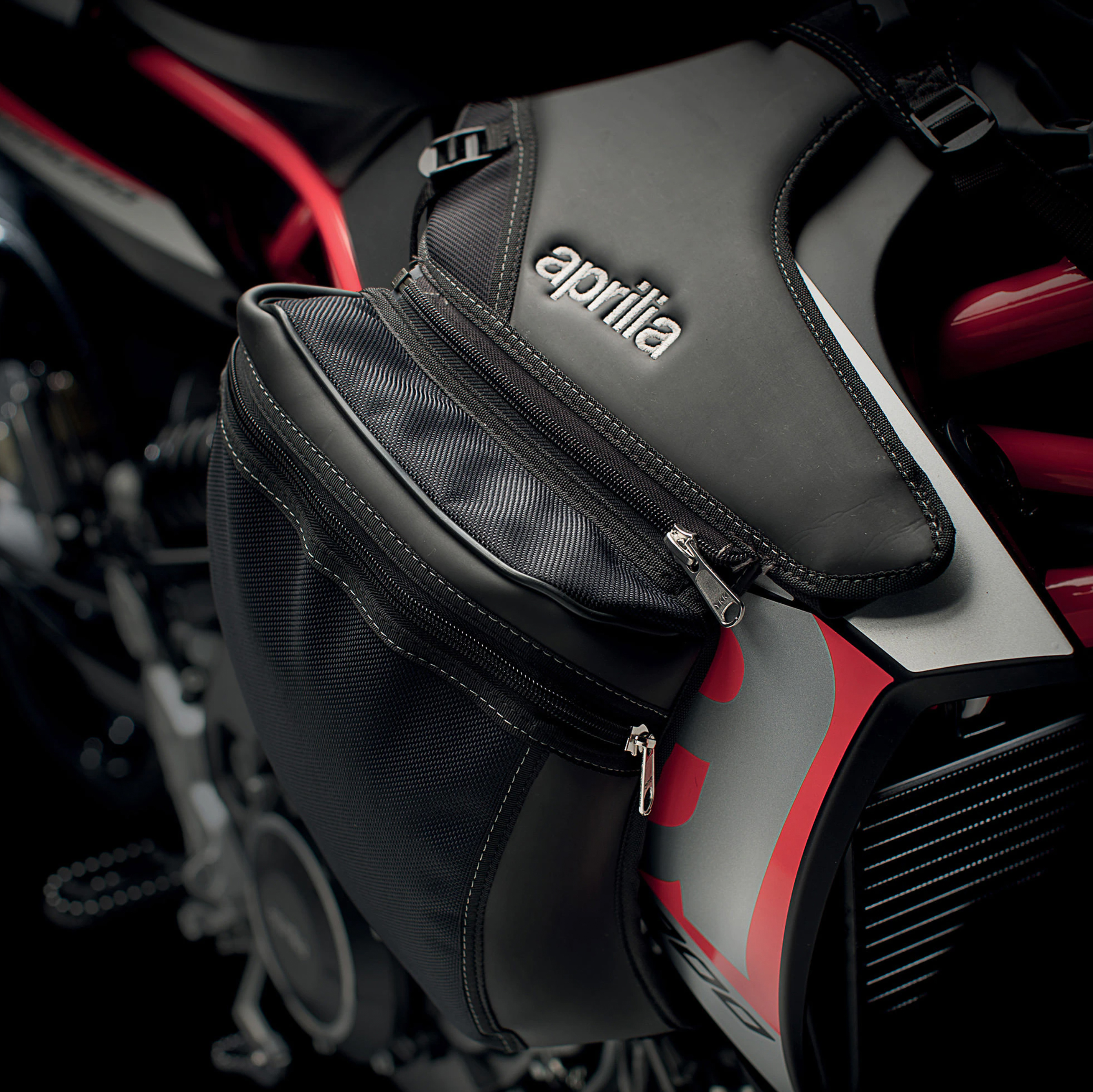 Originele zijtassen voor tankdeksel Aprilia Dorsoduro 750 / 900 / 1200